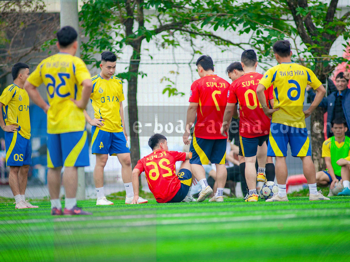 展区导览台式的联系标签与赛事数据界面叠合的抽象画面